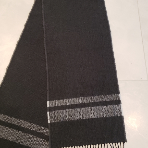 Old Navy Grey Scarf with Stripe Detail - Picture 4 of 6